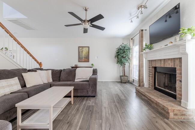 Building Photo - 9026 Hilltop Crossing Dr