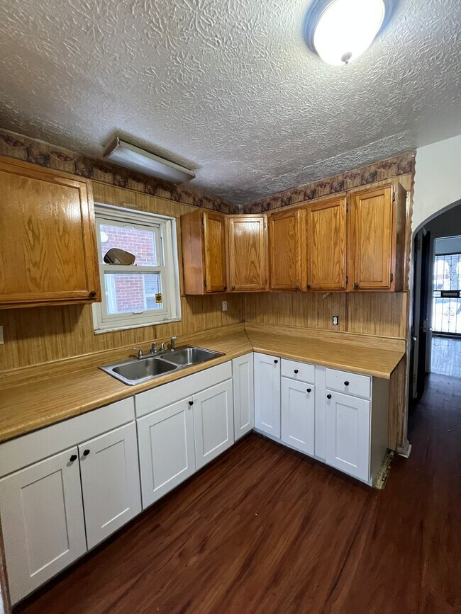 Building Photo - 17410 Mendota St