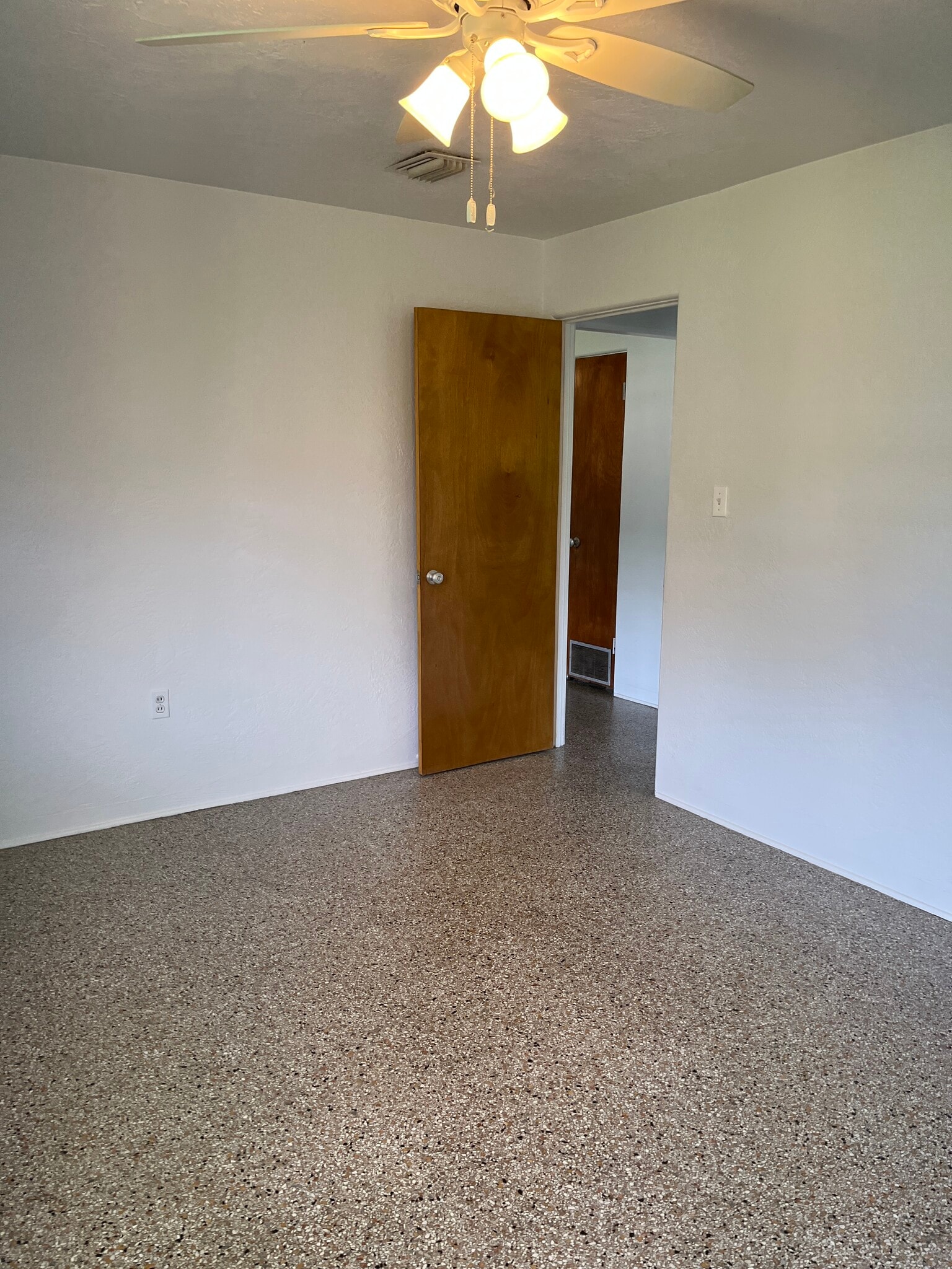 Building Photo - 1504 Golden Ct