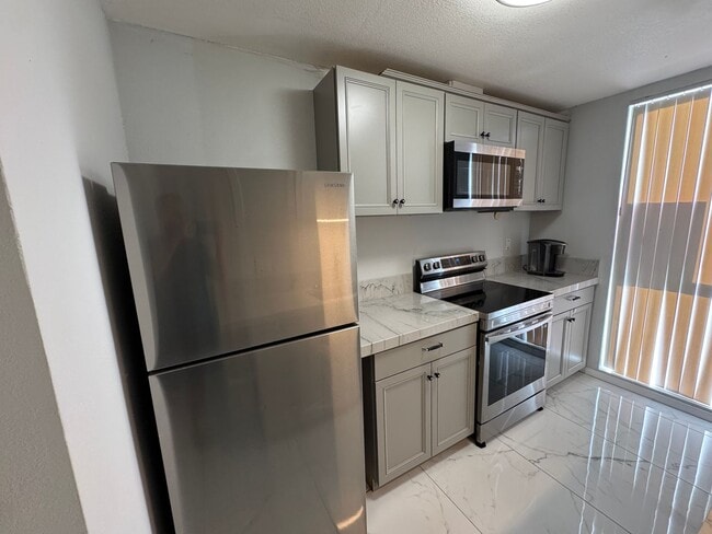 Building Photo - 2 Bedroom 1st Level Condo - SDSU AREA