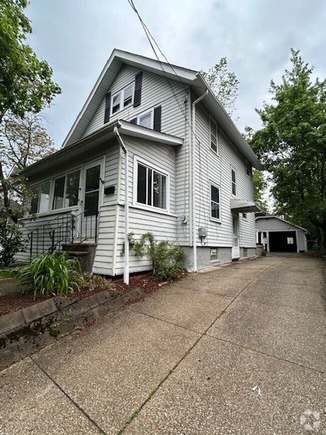 Building Photo - Spacious 4-Bedroom Home