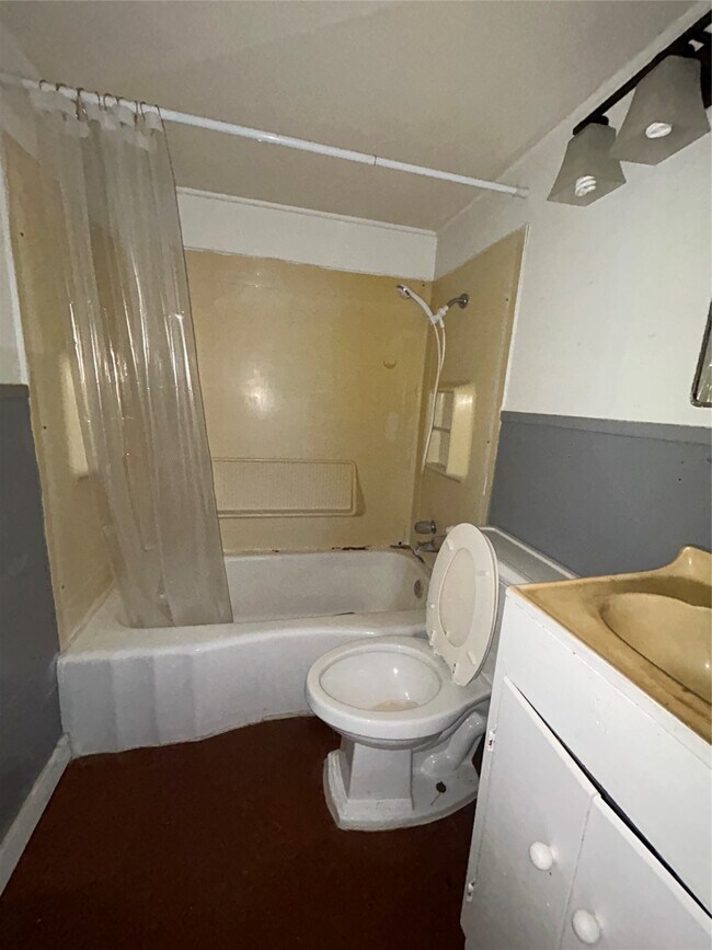 Building Photo - 1901 N Avenue G