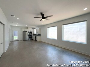Building Photo - 2615 S Flores St