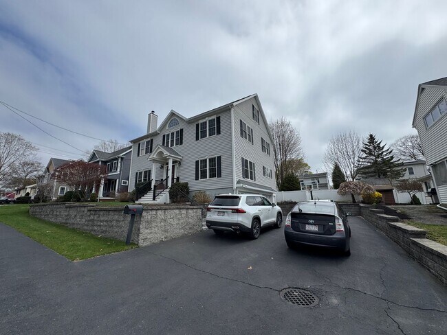 Building Photo - Waltham 3 bed 2.5 Bath