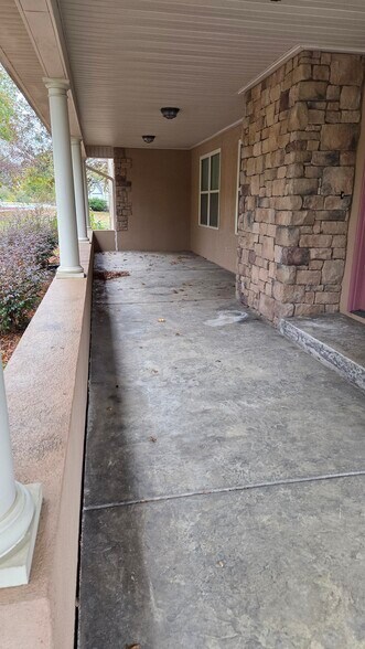 Building Photo - 324 Avenue of the Oaks