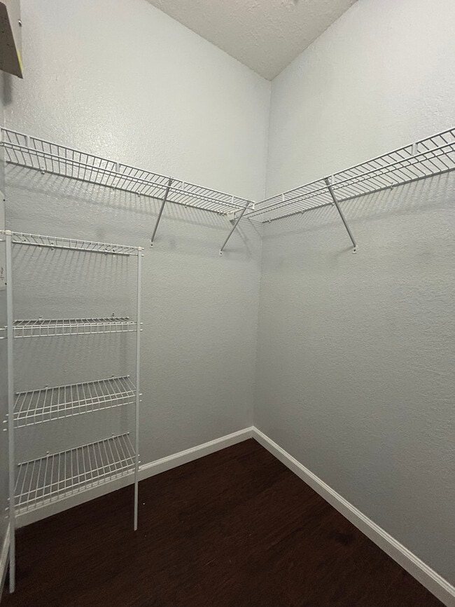 Building Photo - Spacious 2/2 Condo in Gated Orlando Commun...
