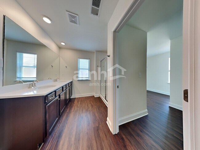 Building Photo - 2052 Windsor Park Ave