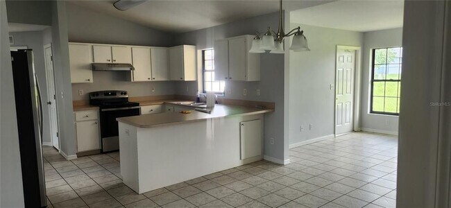 Building Photo - 10 Teak Run