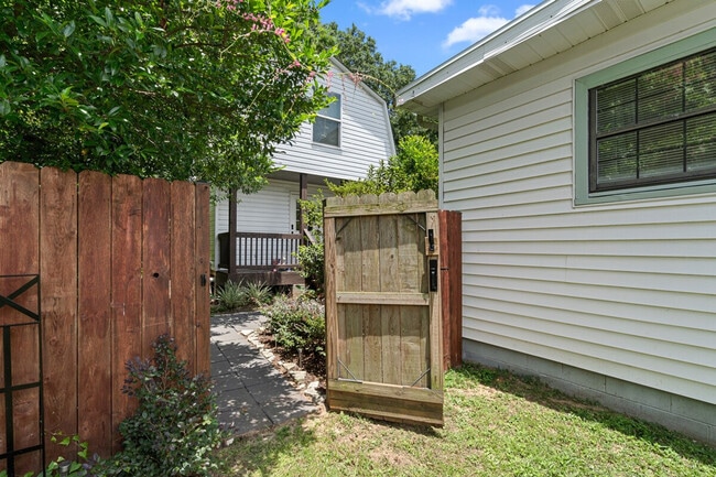 Building Photo - 2 Mead Dr