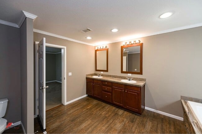 Building Photo - 571 7 Pines Rd