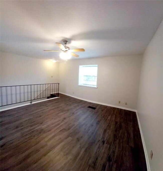 Building Photo - 2800 Westhill Dr