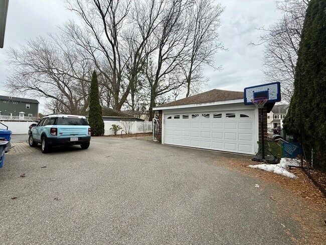 Building Photo - 253 Brown St