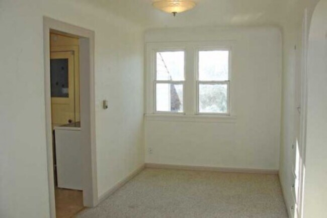 Building Photo - 714 Alderson Ave