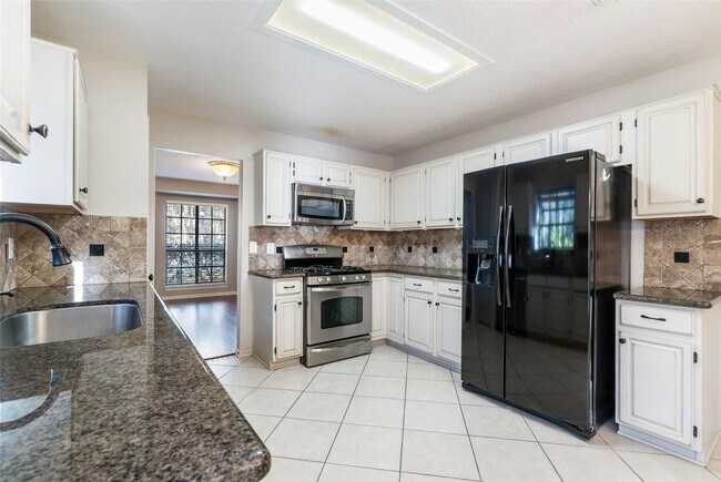 Building Photo - 2 Village Knoll Pl