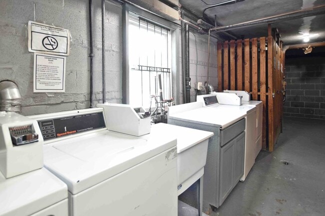 Building Photo - 2411 W Balmoral Ave