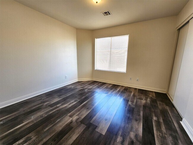 Building Photo - Single-Story Home with 2-Car Garage in Cul...