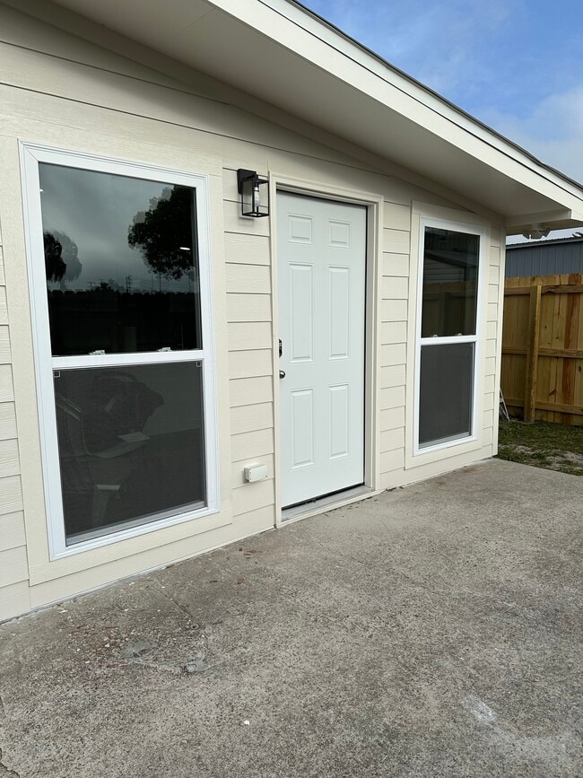 Building Photo - 4011 W 24th St