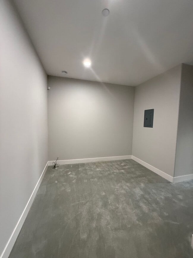 Building Photo - Newer Construction 2,500 Square Foot 3 Bedroom 2.5 Bathroom Fountaingrove House