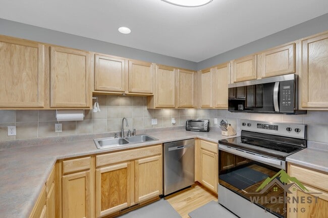 Building Photo - Spacious Townhome with Amazing Views