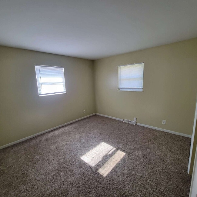 Building Photo - Eastside 2 Bedroom