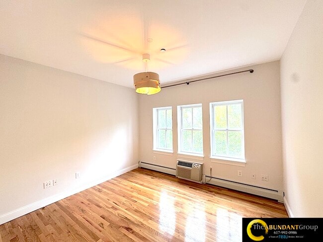 Building Photo - 275-277 River St