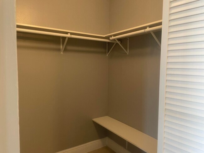 Building Photo - 714 Executive Center Dr