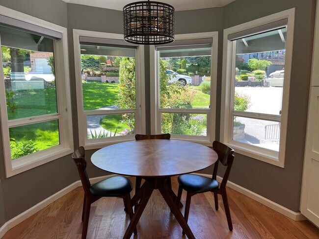 Building Photo - Gorgeous Lakeridge Shores Home Available Now