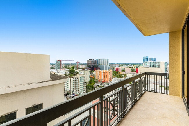 Building Photo - 701 S Olive Ave