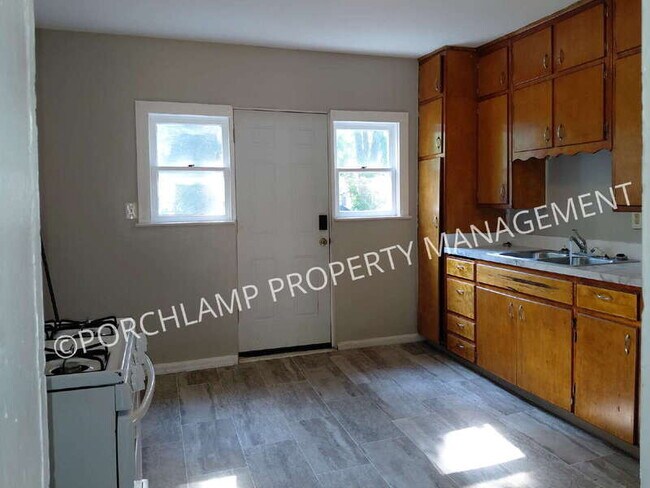 Building Photo - 319 E Forest Ave