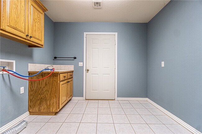 Building Photo - 213 Shane Dr