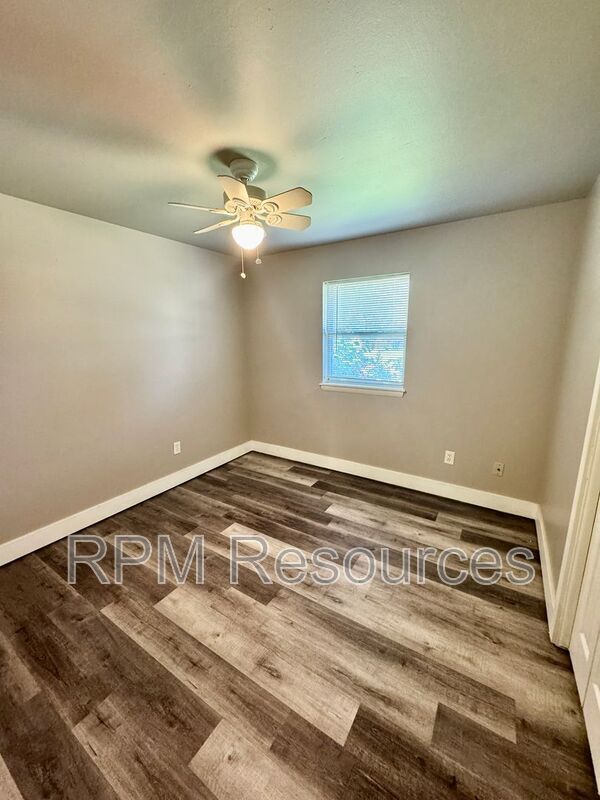 Building Photo - 2308 Elwood Dr
