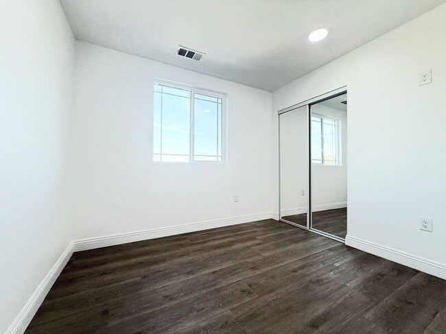 Building Photo - 1731 E 68th St