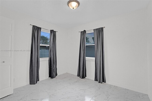 Building Photo - 3431 NW 5th Pl