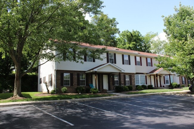 Building Photo - Large Townhome North Main Blacksburg