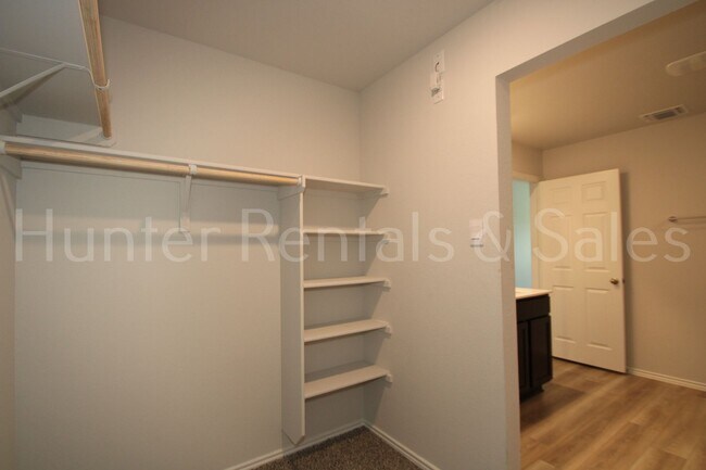 Building Photo - Spacious Open-Concept 3 Bedroom Home with Split Floor Plan
