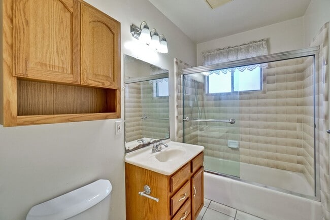 Building Photo - 1109 White Cliff Dr
