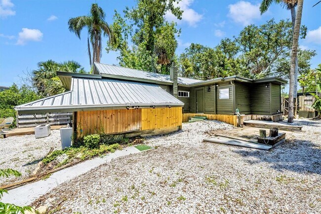 Building Photo - 2027 Panama Dr