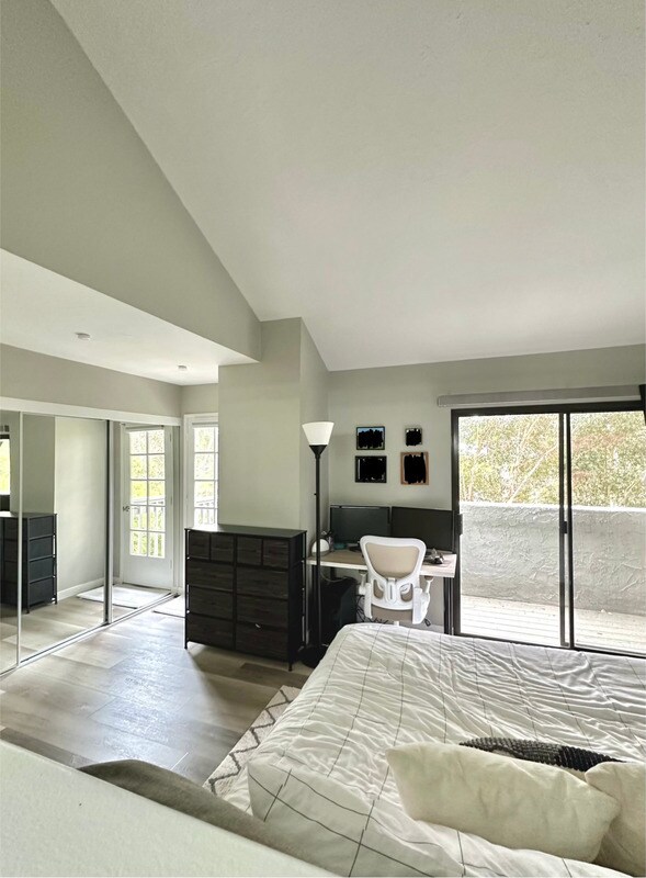 Building Photo - 8750 Villa La Jolla Dr