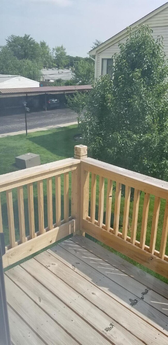 Building Photo - Updated 2 Bed Upper Condo, Vaulted Ceiling...