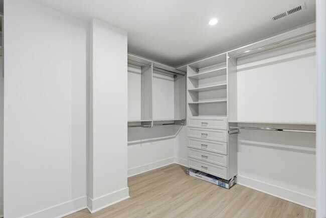 Building Photo - Beautiful 4 BR/4.5 BA EOG Townhome in Laurel!