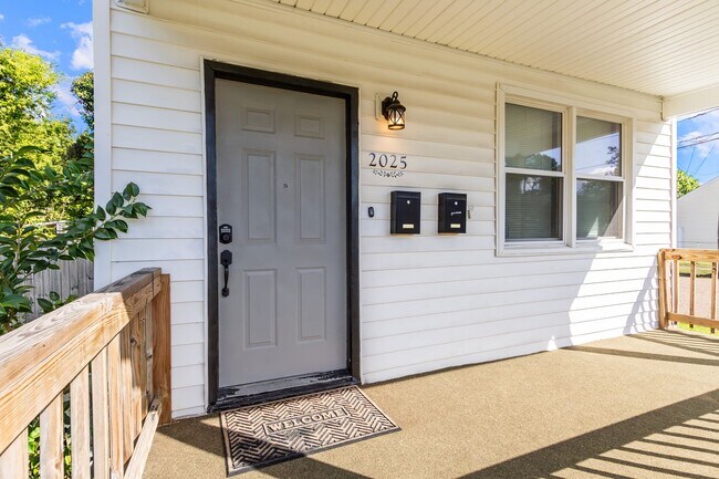 Building Photo - 2025 Peach St