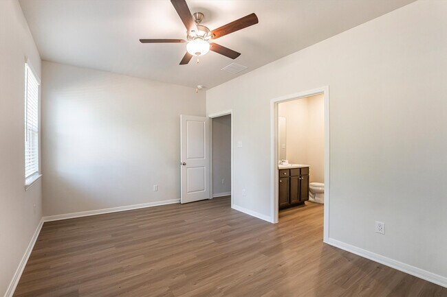 Building Photo - 15419 Maple Ter Dr