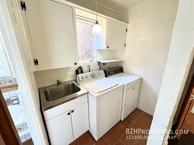 Building Photo - Charming 2Bed 2bath In Hollywood Hills