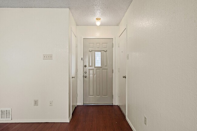 Building Photo - 2721 La Jolla Ct
