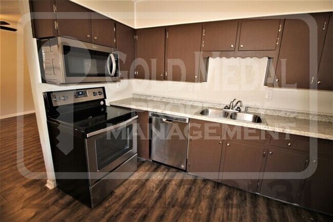 Building Photo - 609 Sunset Ln