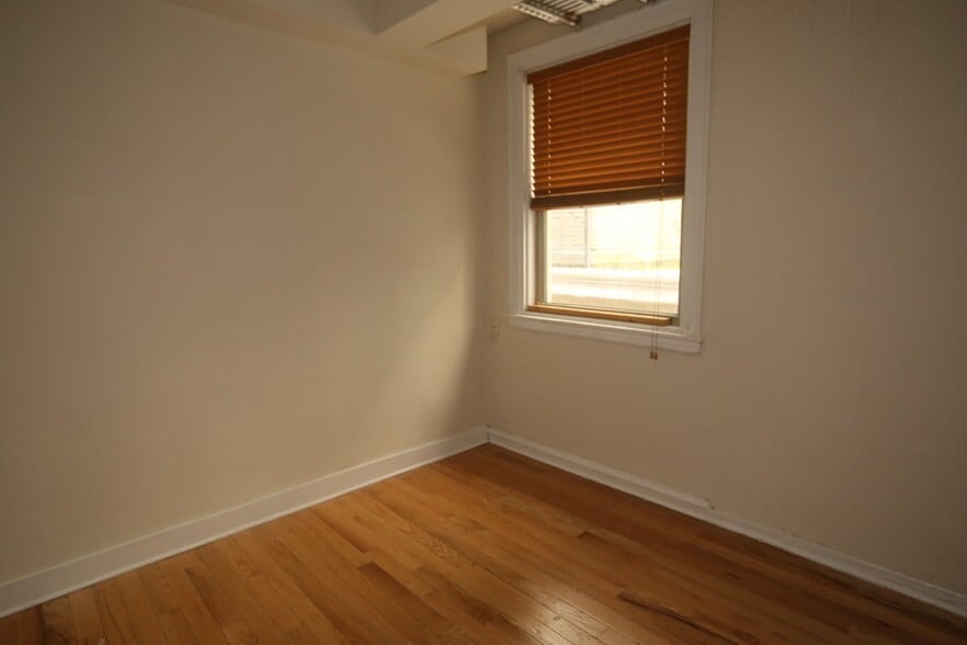 Building Photo - 549 W Surf St