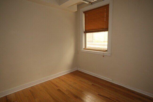 Building Photo - 549 W Surf St