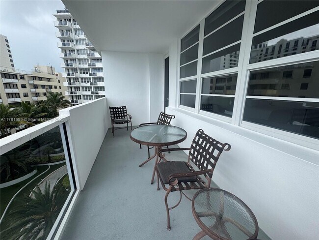 Building Photo - 100 Lincoln Rd