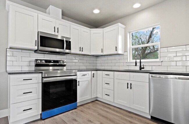 Building Photo - 465 S 3rd E St