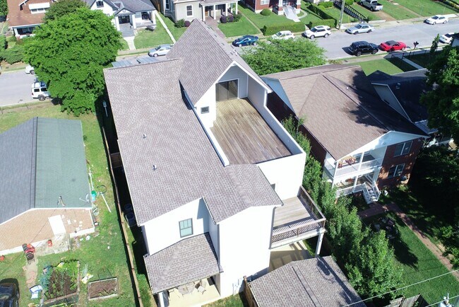Building Photo - 916 15th Ave